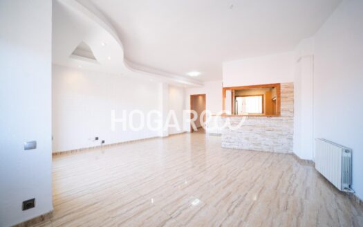Piso luminoso de 103 m² en Castelldefels, con salón comedor y balcón, cocina semiabierta con galería, dos habitaciones y baño completo. Ubicado en zona tranquila, cerca de servicios, transporte p
