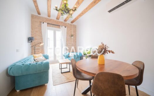 Ático de 72 m² en el casco antiguo de Barcelona, con dos habitaciones dobles, dos balcones y abundante luz natural. Destaca por sus techos con vigas vistas, suelos de roble, baño tipo suite dual co