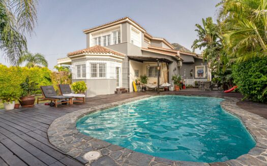 ¡Lujo, privacidad y espacio sin límites! Exclusiva villa con piscina y casa de invitados en Alhaurín de la Torre