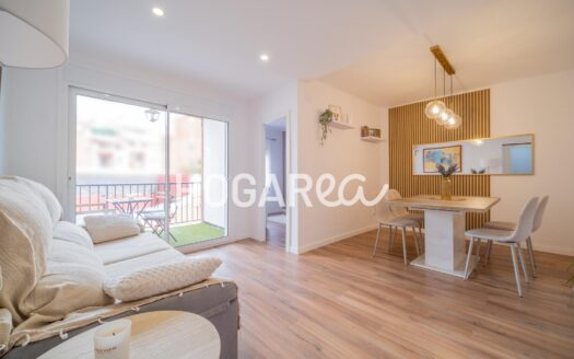 Descubre este piso de 57 m² totalmente reformado en pleno centro de L’Hospitalet. Disfruta de un luminoso salón comedor con balcón, cocina moderna, dos habitaciones exteriores y baño renovado. C