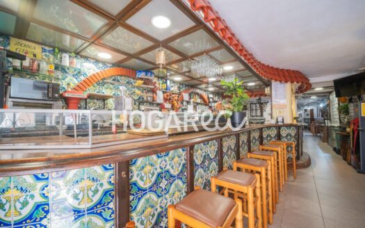 Bar restaurante de 250 m² en Vinyets, Sant Boi de Llobregat, totalmente equipado y con terraza exterior. Dispone de barra, varias salas, salón para eventos, cocina, lavabos y gran almacén. Incluye