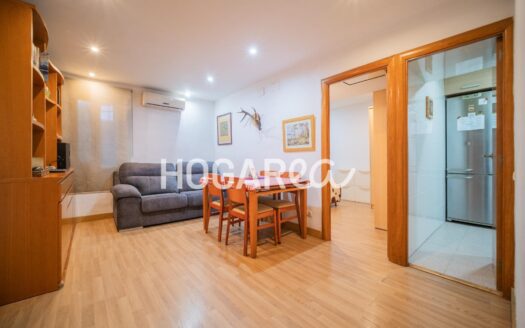 Vivienda 60 m² en primera planta, con dos habitaciones, salón comedor,cocina con galería y baño con plato de ducha. Se vende con local restaurante