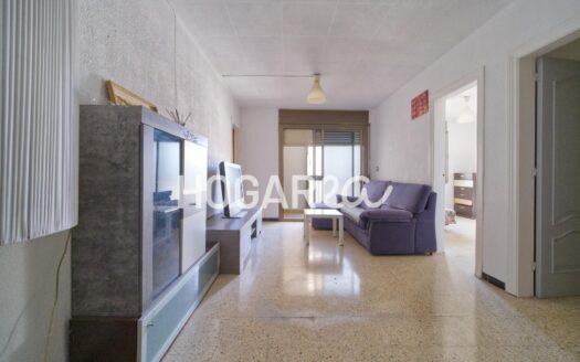 Piso de 80 m² en la calle Coronel Sanfeliu, zona Plaça de Catalunya en El Prat. Dispone de salón comedor con balcón cerrado, cocina con lavadero, baño con ducha y tres habitaciones. Ubicación ex