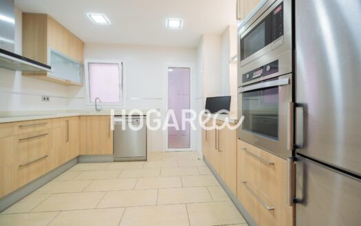 Luminoso piso de 71 m² con ascensor, cocina reformada y equipada con galería, amplio salón comedor, espacio polivalente, dos dormitorios y baño con ducha. Acabados de calidad, calefacción y parqu