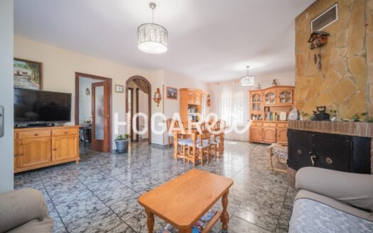 Descubre esta amplia casa independiente de 193 m² en Mas del Plata, Cabra del Camp. Dispone de 5 habitaciones dobles, salón con chimenea, cocina con salida al porche, terraza y 2 baños. Su parcela